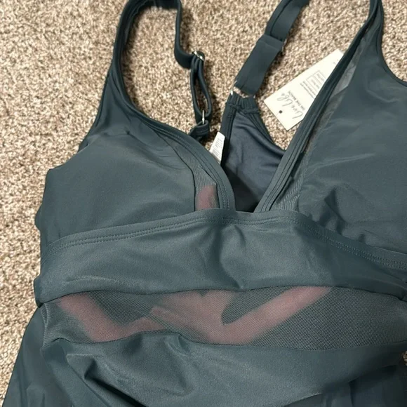 Cupshe Green One-Piece Swimsuit with Plunging V-Neck - Picture 3 of 8